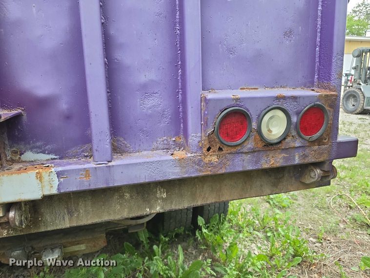 image for item FH6107 1995 Peterbilt 320 refuse truck