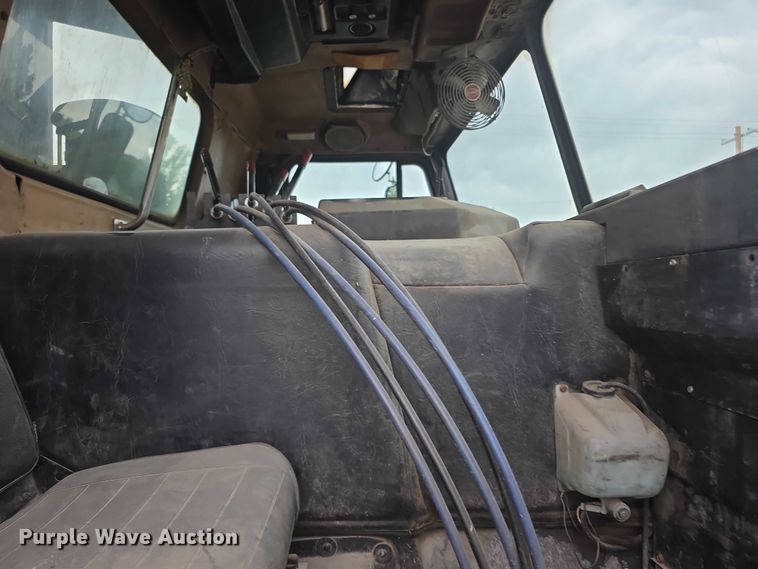 image for item FH6107 1995 Peterbilt 320 refuse truck