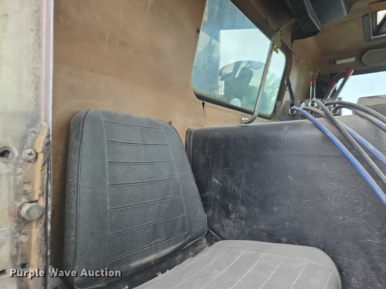 image for item FH6107 1995 Peterbilt 320 refuse truck