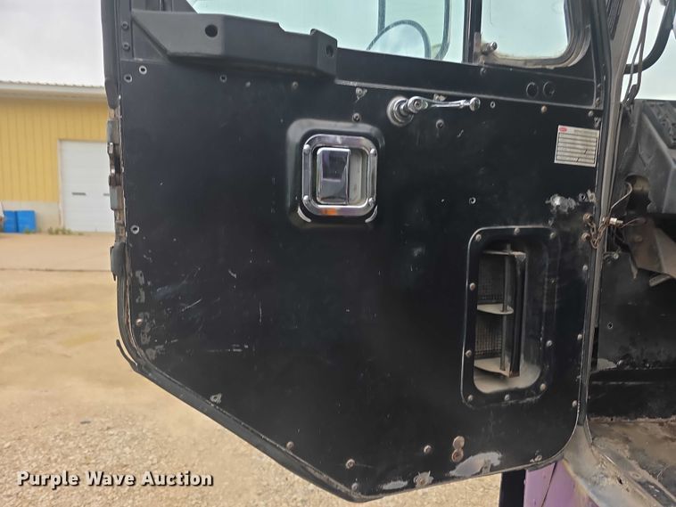 image for item FH6107 1995 Peterbilt 320 refuse truck