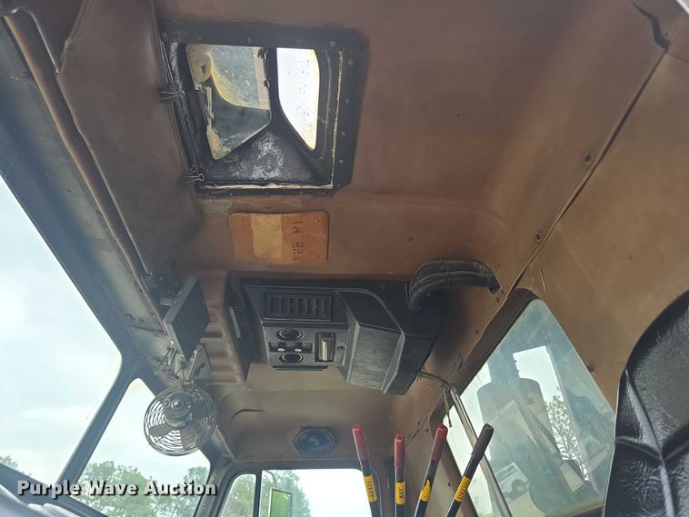 image for item FH6107 1995 Peterbilt 320 refuse truck