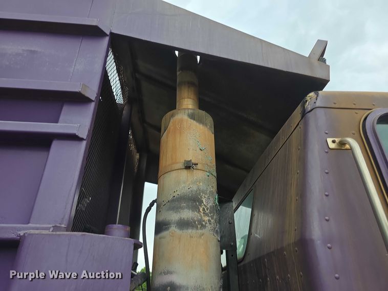 image for item FH6107 1995 Peterbilt 320 refuse truck