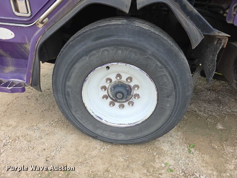 image for item FH6107 1995 Peterbilt 320 refuse truck