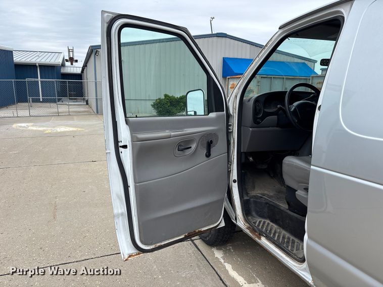 image for item FH6112 2000 Ford E250 van