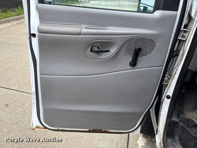 image for item FH6112 2000 Ford E250 van