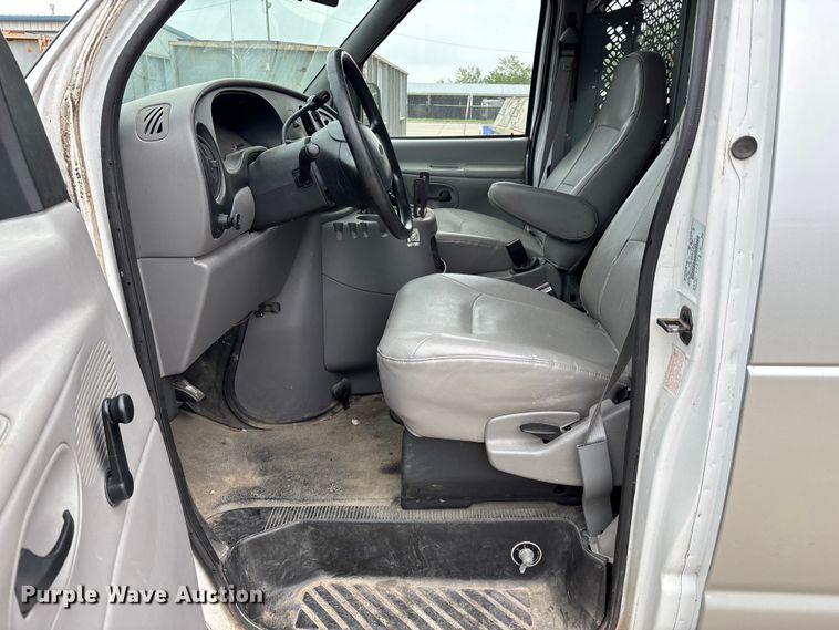 image for item FH6112 2000 Ford E250 van