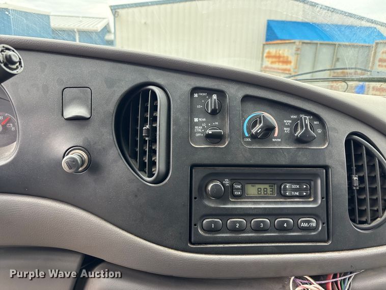 image for item FH6112 2000 Ford E250 van