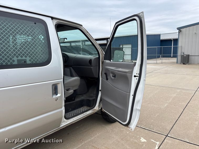image for item FH6112 2000 Ford E250 van