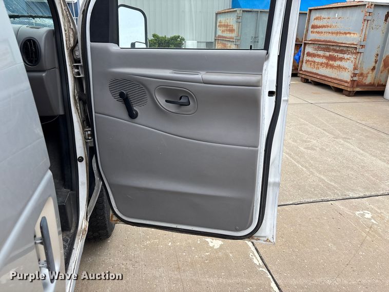 image for item FH6112 2000 Ford E250 van