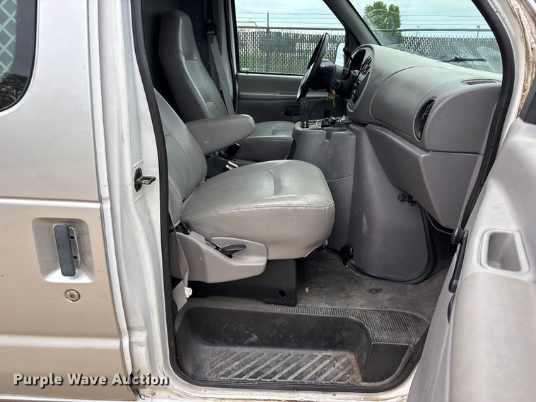 image for item FH6112 2000 Ford E250 van