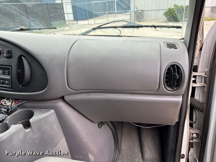 image for item FH6112 2000 Ford E250 van