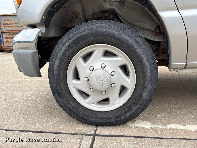 image for item FH6112 2000 Ford E250 van