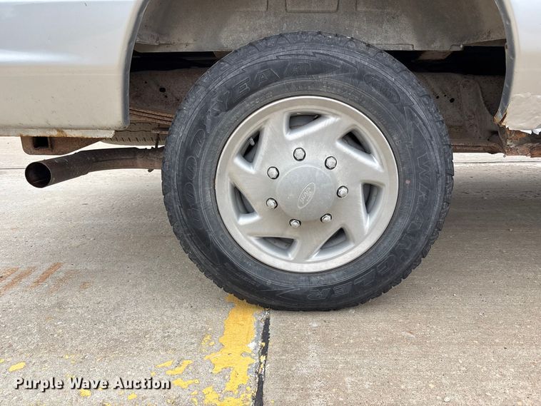 image for item FH6112 2000 Ford E250 van
