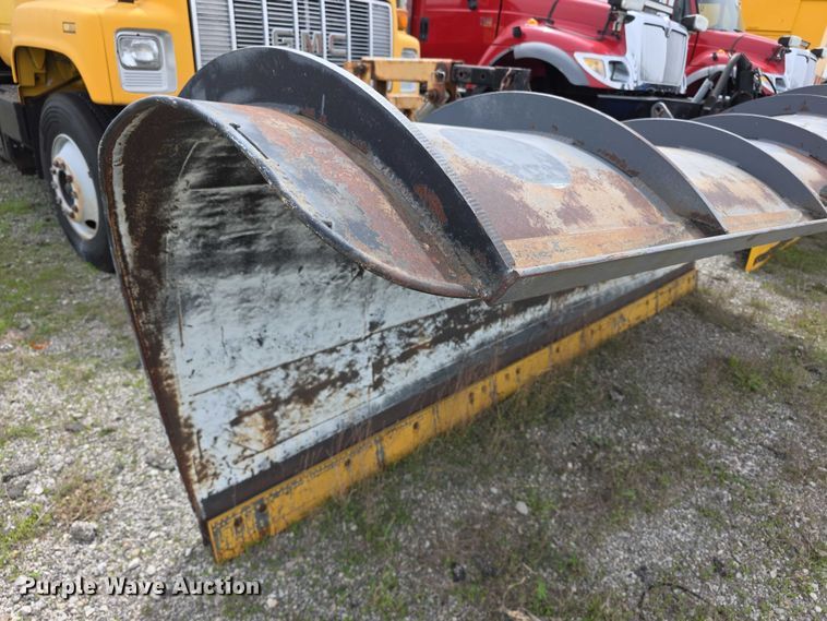 image for item FH6114 1996 GMC Topkick dump truck