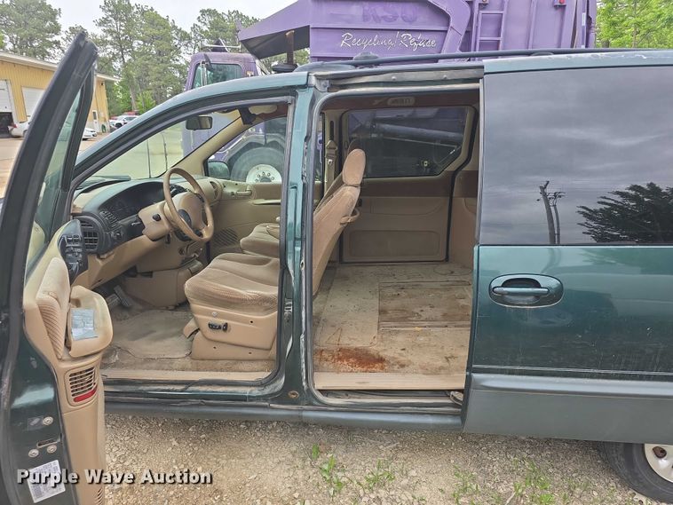 image for item FH6116 1996 Dodge Grand Caravan LE van