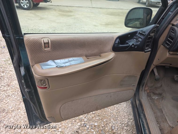 image for item FH6116 1996 Dodge Grand Caravan LE van