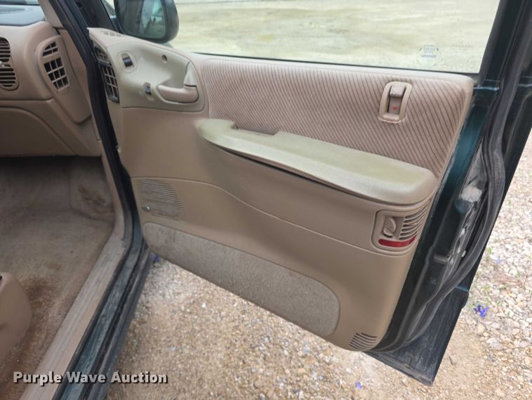 image for item FH6116 1996 Dodge Grand Caravan LE van