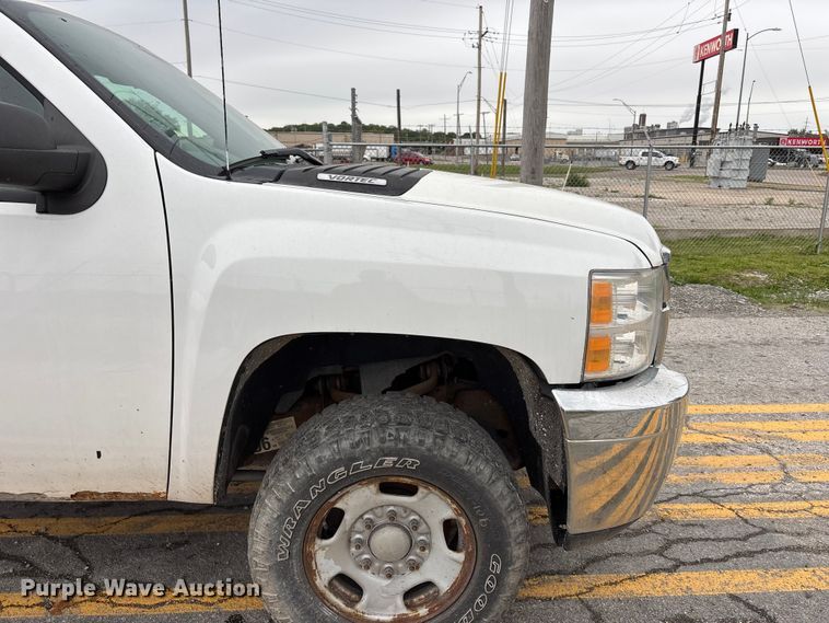 image for item FH7119 2012 Chevrolet Silverado 2500 pickup truck cab and chassis