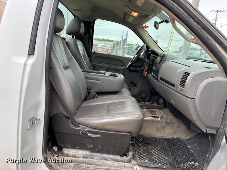 image for item FH7119 2012 Chevrolet Silverado 2500 pickup truck cab and chassis