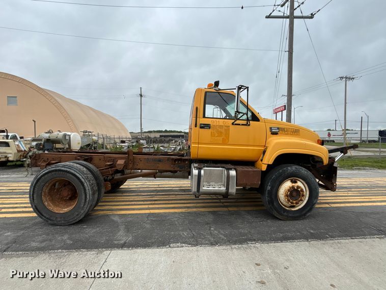 image for item FH7120 1999 GMC C7 truck cab and chassis