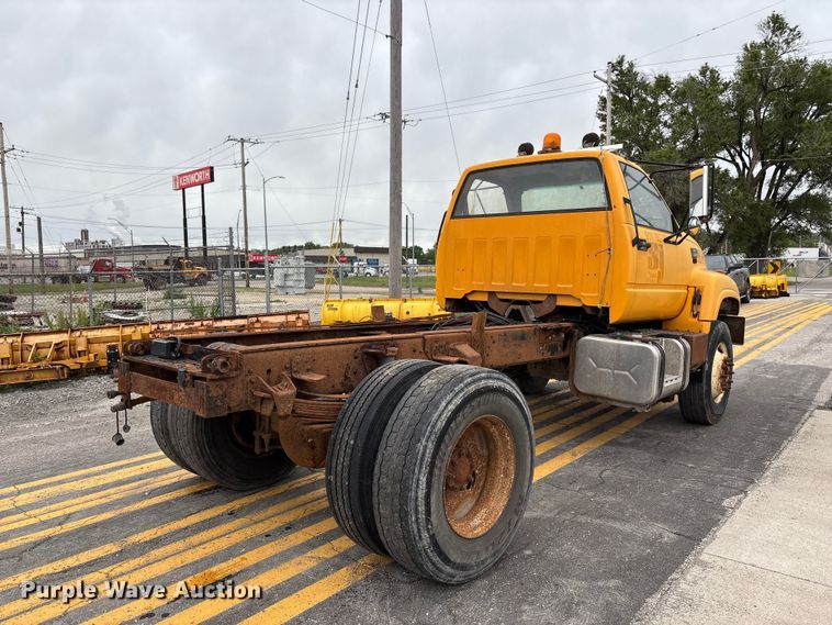 image for item FH7120 1999 GMC C7 truck cab and chassis
