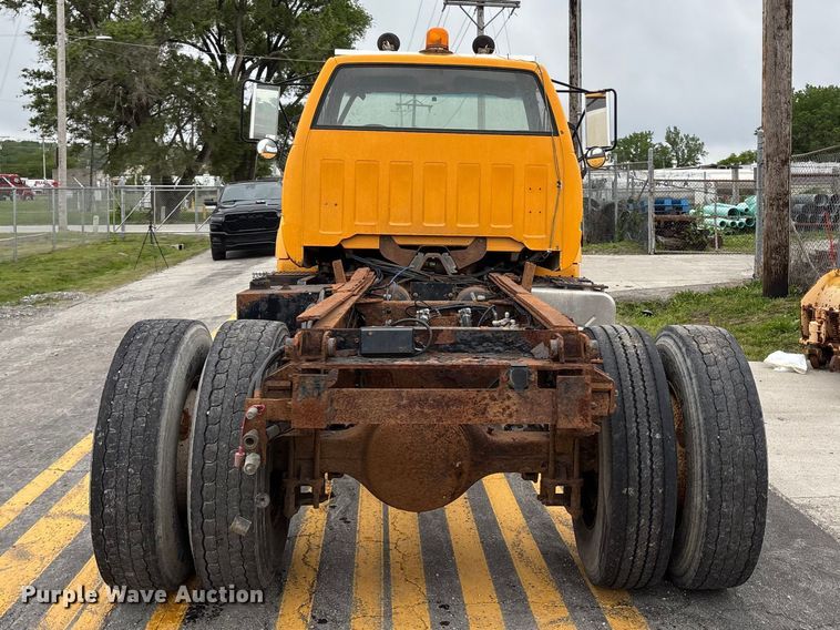 image for item FH7120 1999 GMC C7 truck cab and chassis