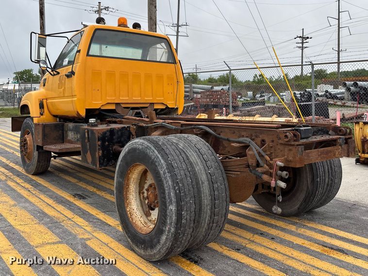 image for item FH7120 1999 GMC C7 truck cab and chassis