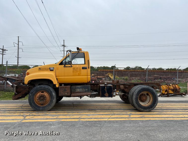 image for item FH7120 1999 GMC C7 truck cab and chassis