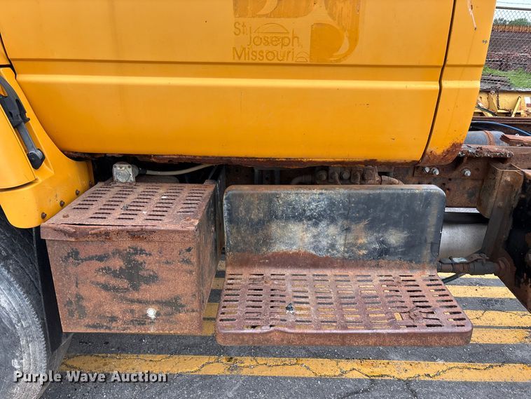 image for item FH7120 1999 GMC C7 truck cab and chassis