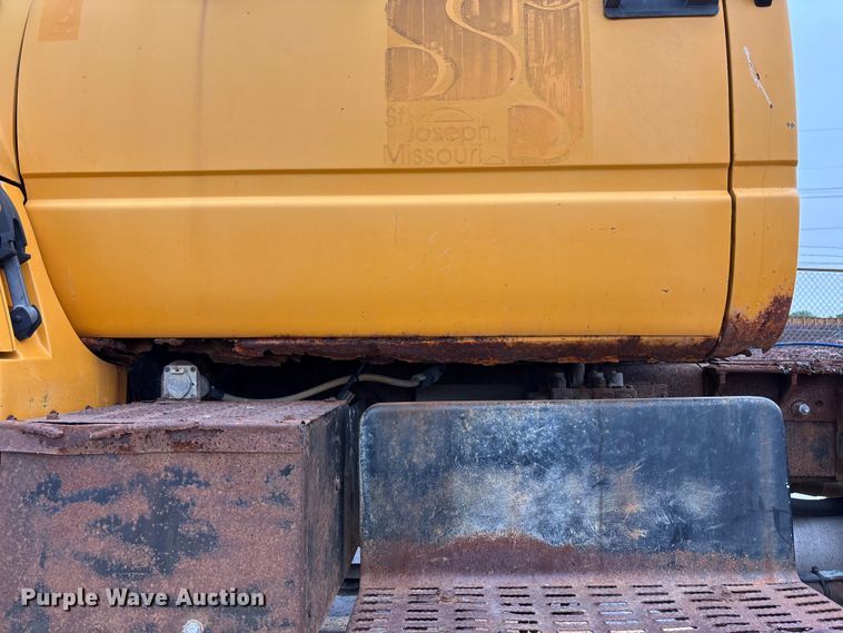 image for item FH7120 1999 GMC C7 truck cab and chassis