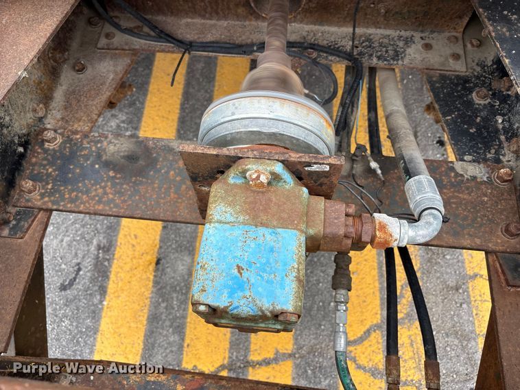 image for item FH7120 1999 GMC C7 truck cab and chassis
