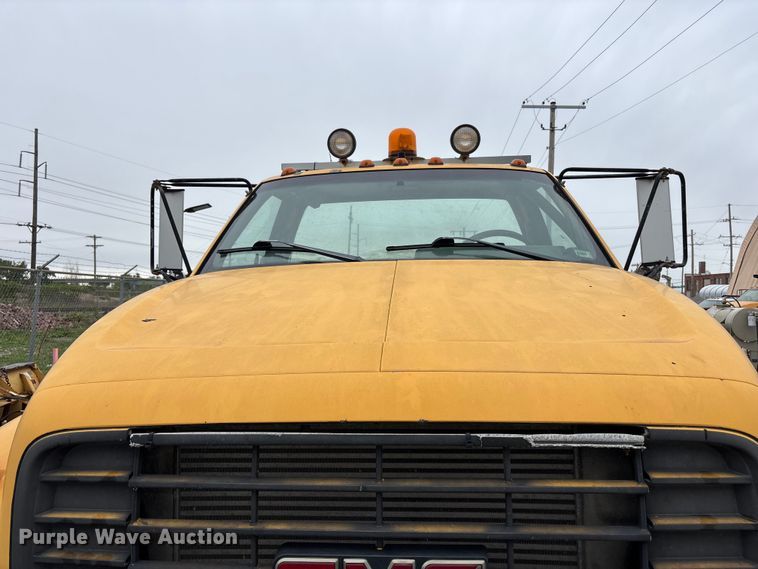 image for item FH7120 1999 GMC C7 truck cab and chassis