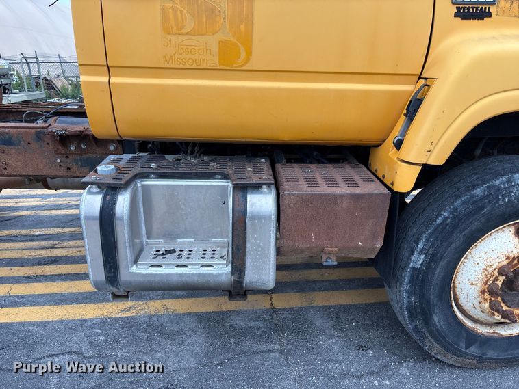 image for item FH7120 1999 GMC C7 truck cab and chassis