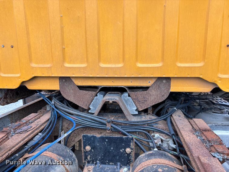 image for item FH7120 1999 GMC C7 truck cab and chassis