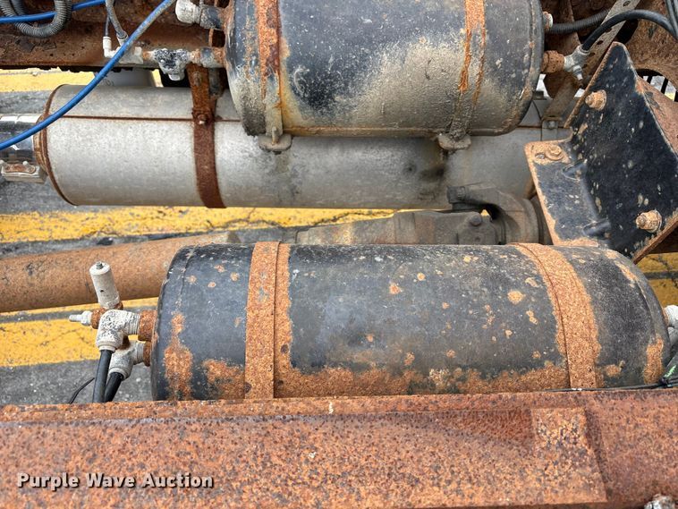 image for item FH7120 1999 GMC C7 truck cab and chassis