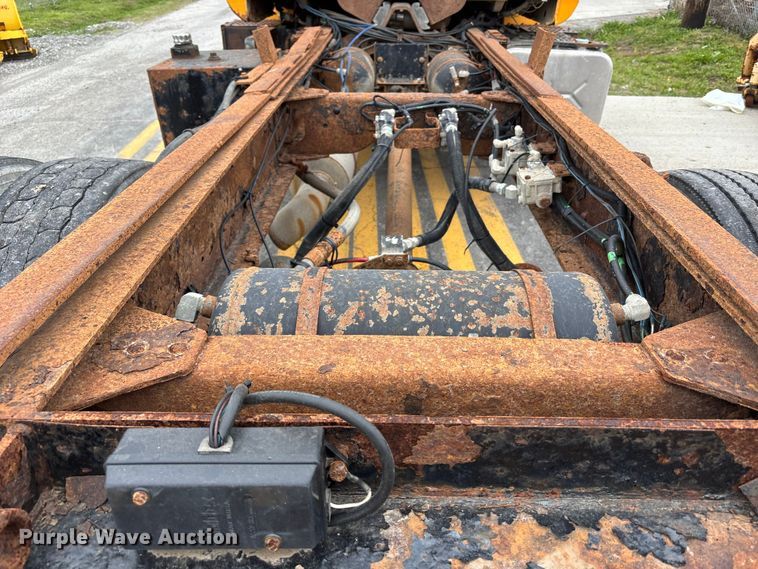 image for item FH7120 1999 GMC C7 truck cab and chassis
