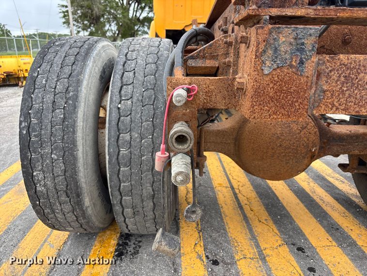 image for item FH7120 1999 GMC C7 truck cab and chassis