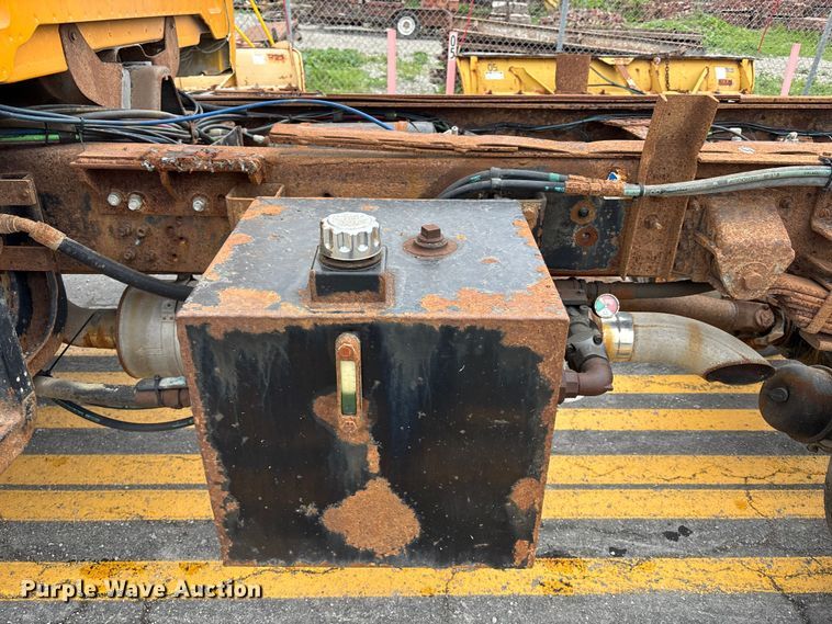 image for item FH7120 1999 GMC C7 truck cab and chassis