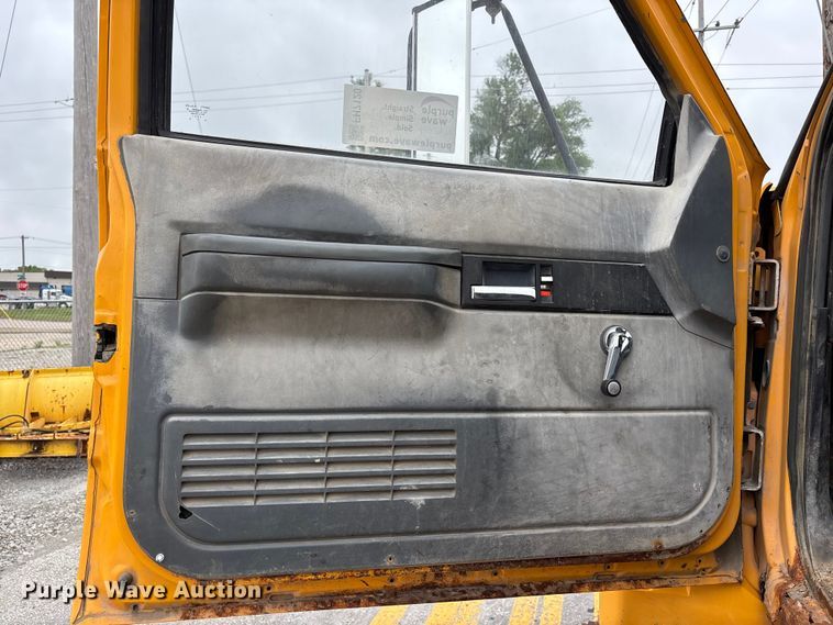 image for item FH7120 1999 GMC C7 truck cab and chassis
