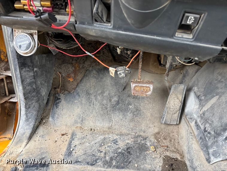 image for item FH7120 1999 GMC C7 truck cab and chassis