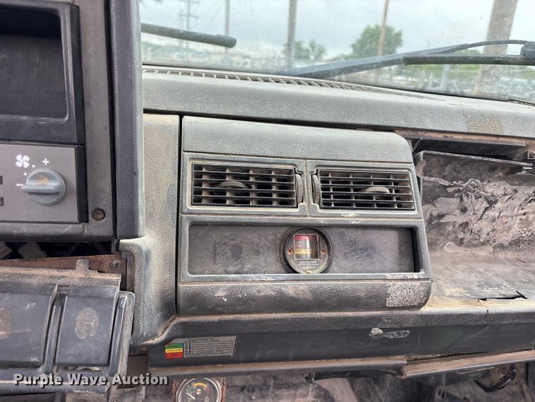 image for item FH7120 1999 GMC C7 truck cab and chassis