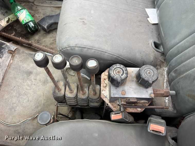image for item FH7120 1999 GMC C7 truck cab and chassis
