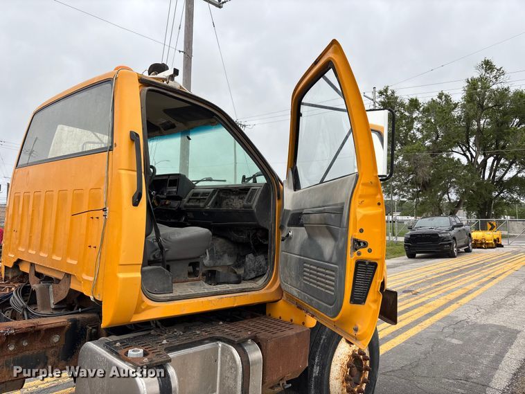 image for item FH7120 1999 GMC C7 truck cab and chassis