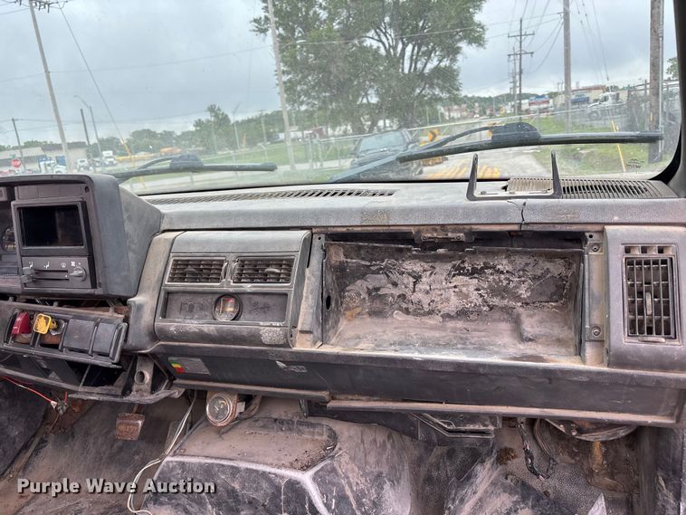 image for item FH7120 1999 GMC C7 truck cab and chassis