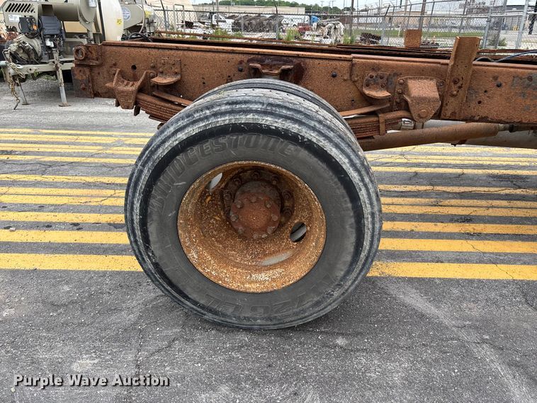 image for item FH7120 1999 GMC C7 truck cab and chassis