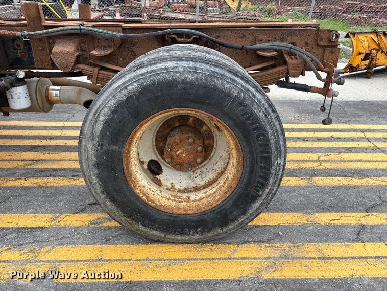 image for item FH7120 1999 GMC C7 truck cab and chassis