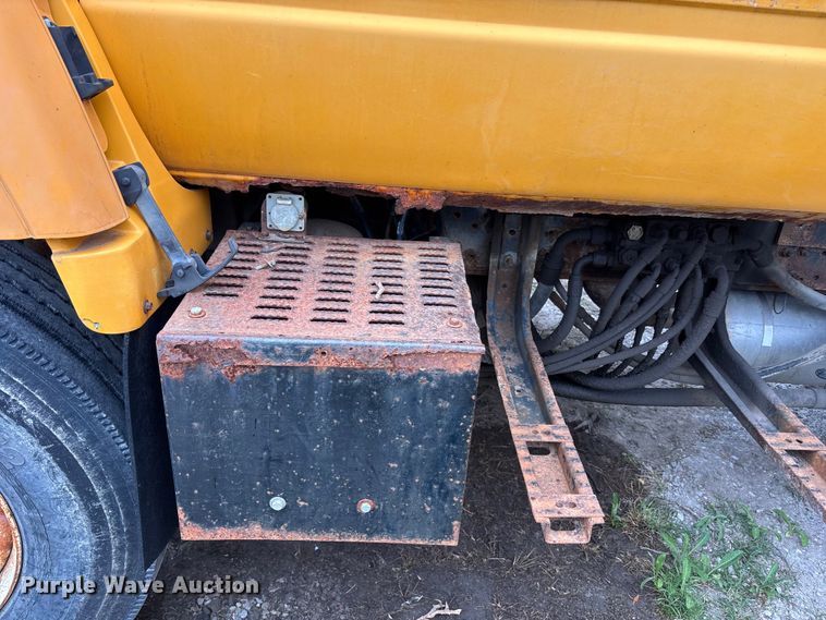 image for item FH7121 1999 GMC C7 dump truck