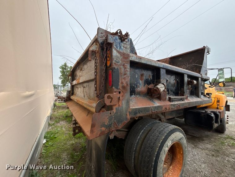 image for item FH7121 1999 GMC C7 dump truck
