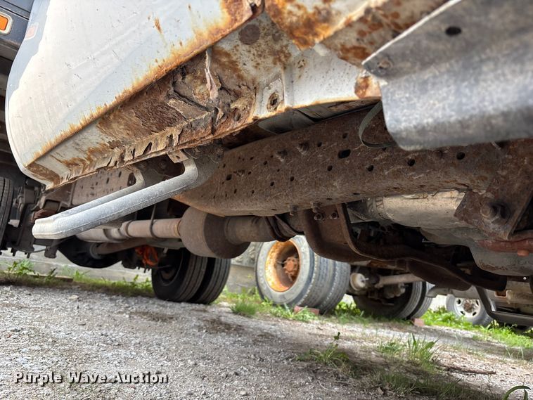image for item FH7123 2003 Ford F450 flatbed truck