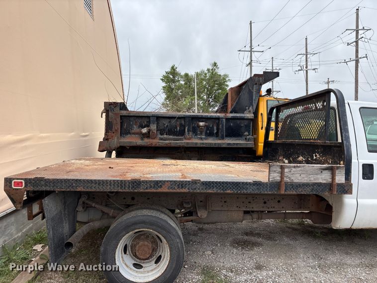 image for item FH7123 2003 Ford F450 flatbed truck